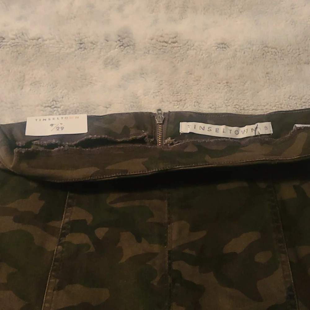 NWT !! Camouflage mini skirt. - Picture 3 of 4